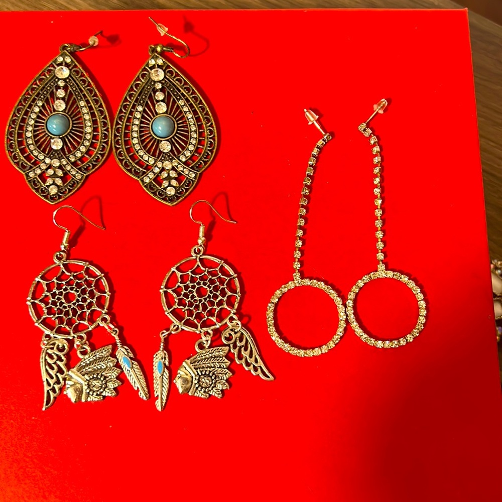 THREE PAIRS OF DANGLING EARRINGS IN SILVER TONE AND BEADS